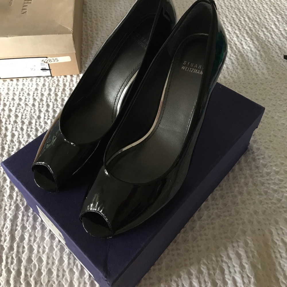 Like new Stuart Weitzman patent leather pumps!!