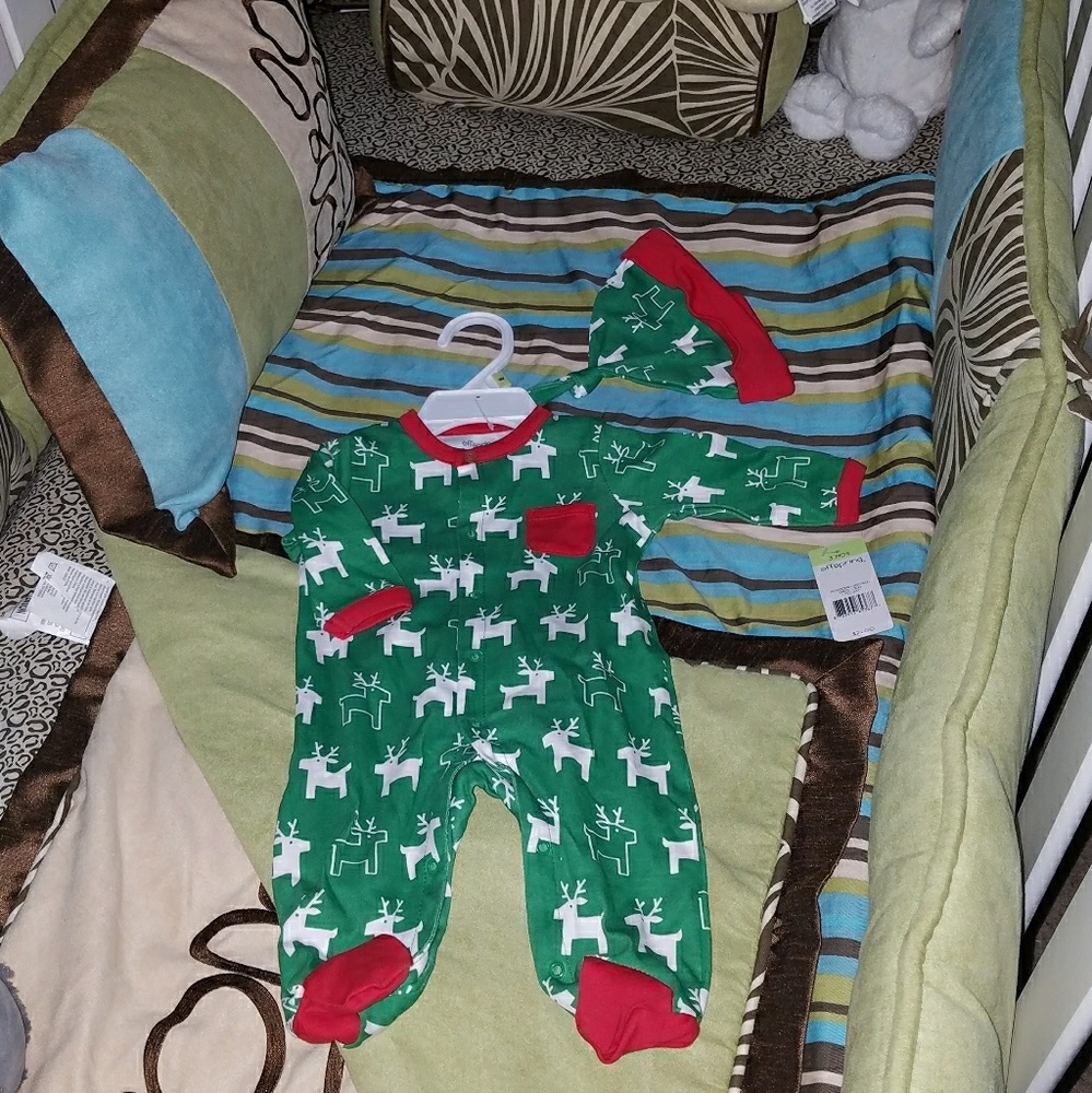 ❤️🎄Christmas🎄 onsie green, red, and white w hat