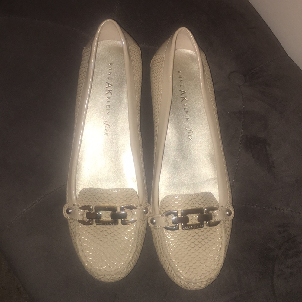 NWOT Anne Klein iflex Champagne snake skin Loafer