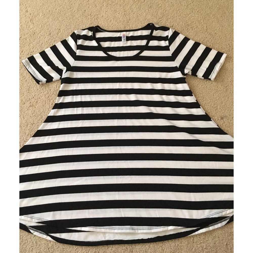 USED LuLaRoe Small Perfect Tee