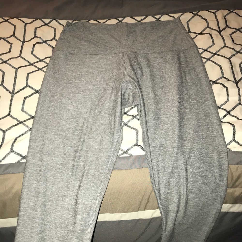 Cropped light grey leggings