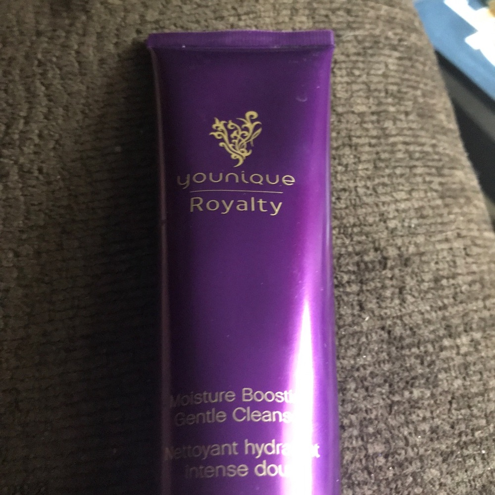 YOUNIQUE ROYALTY MOISTURE BOOSTING CLEANSER