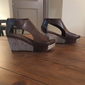 Open-toe, antique brown wedge