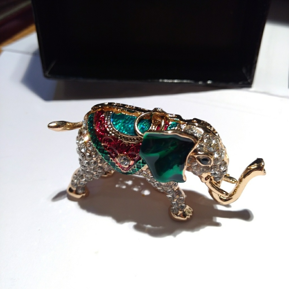 NWOT Beautiful rhinestone and gold elephant