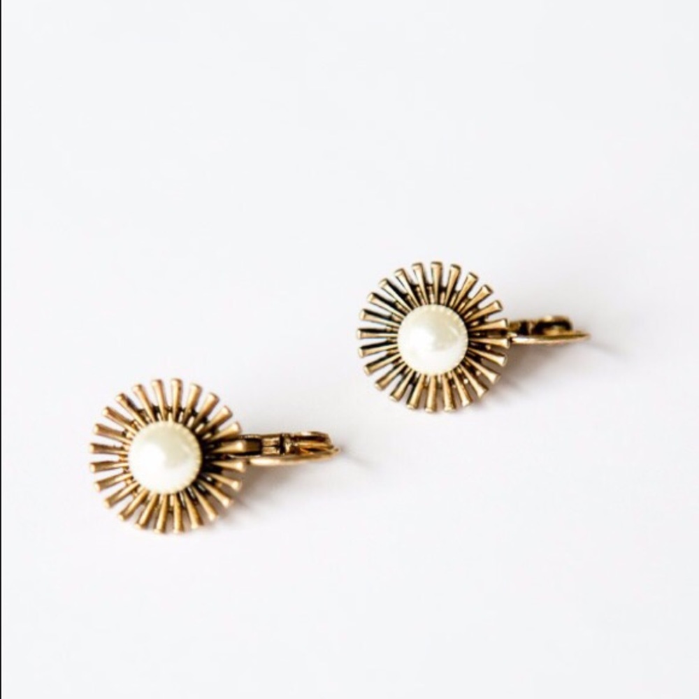 Golden pearl statement earring