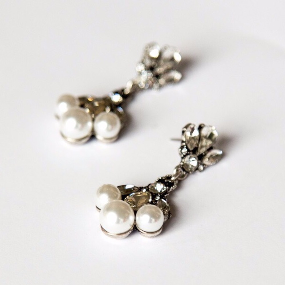 Pearl statement earring