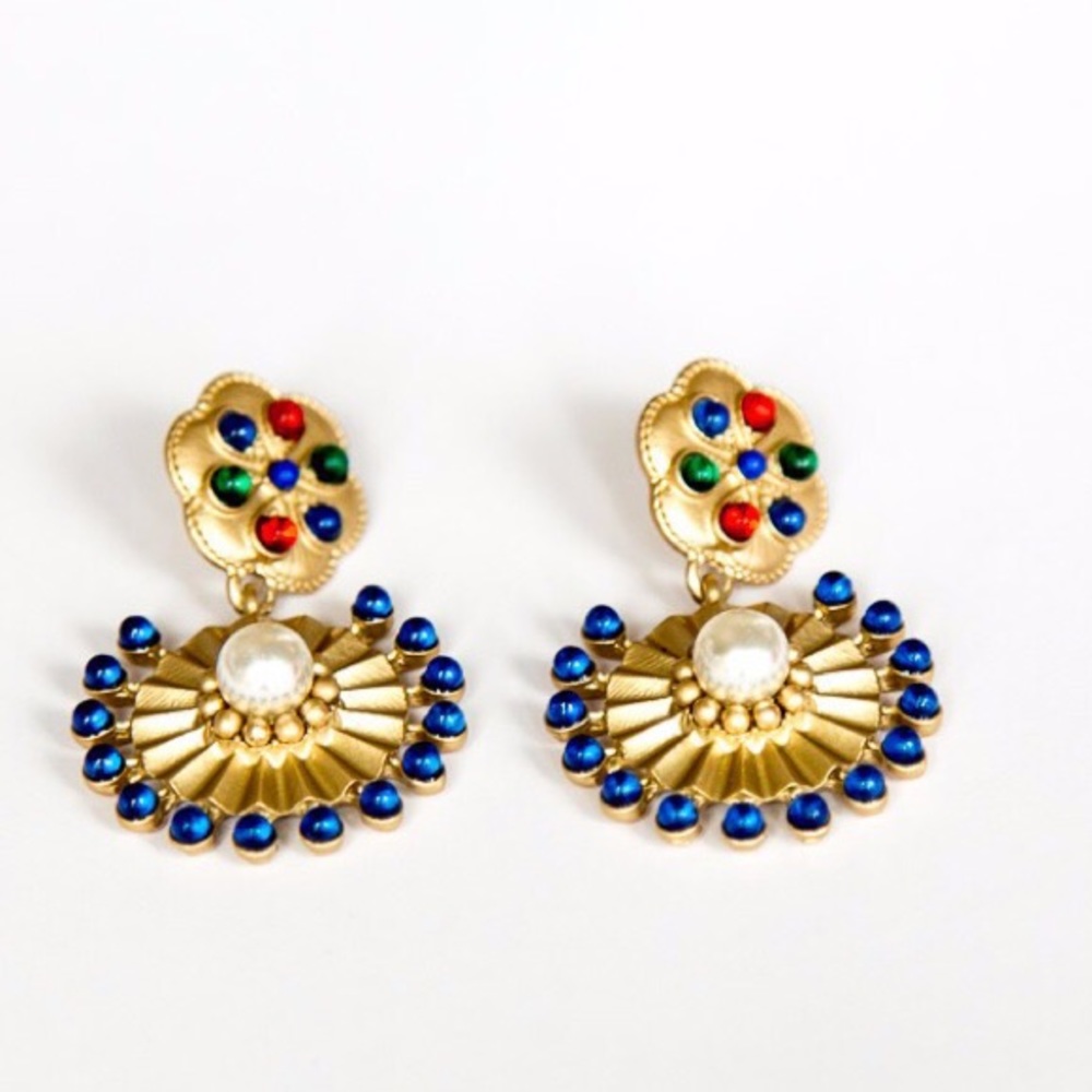 Bright golden statement earring