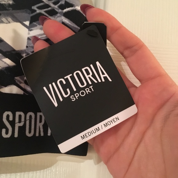 Victoria's Secret Sports Bra 💪🏽✨ - Picture 3 of 4