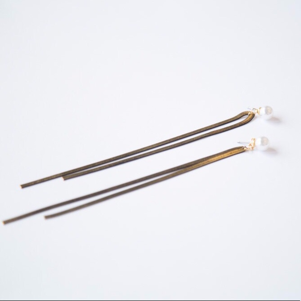 Golden pearl statement earring