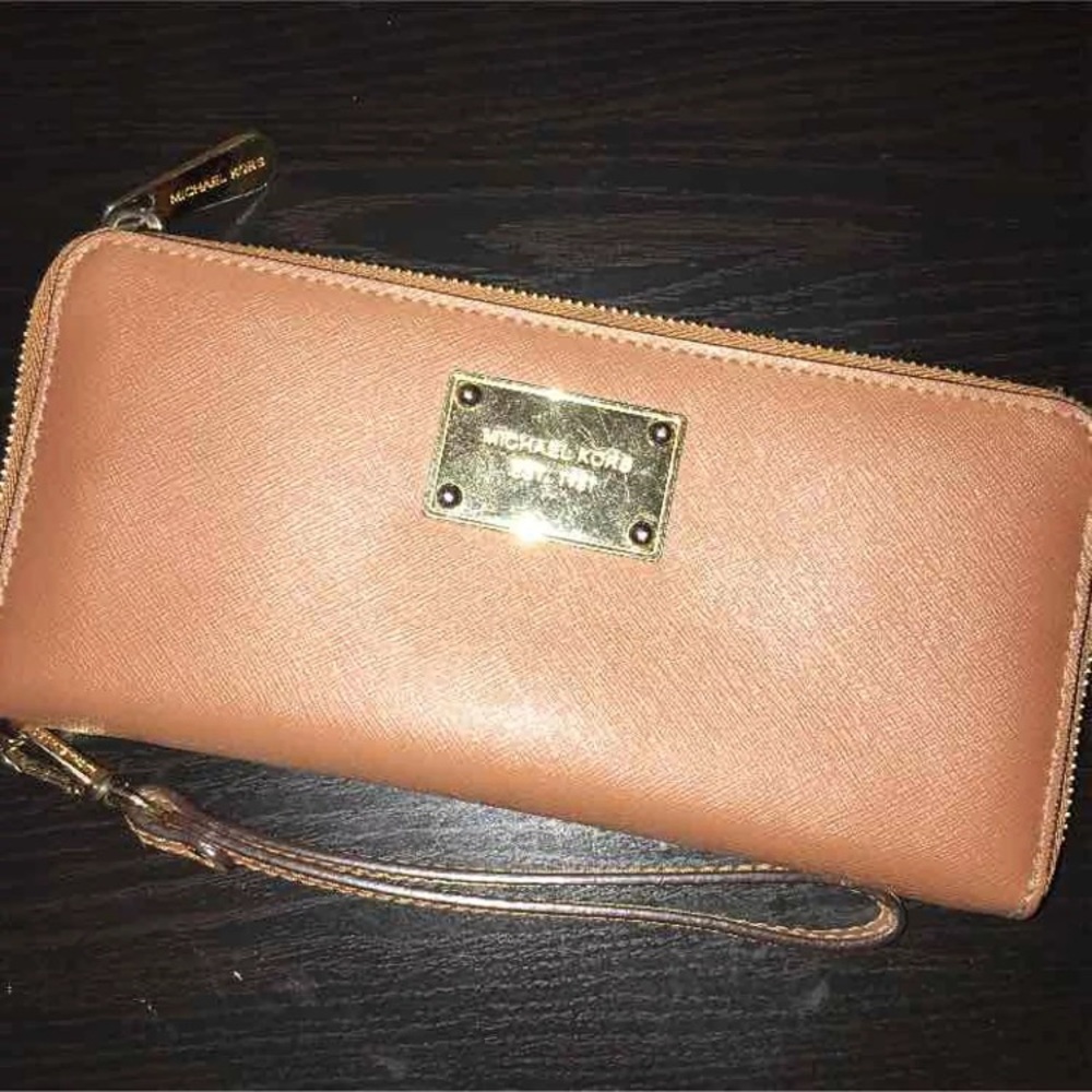 MIchael Kors Jet Continental Saffiano