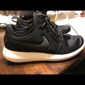 Women’s 8.5 Black and white Nike’s