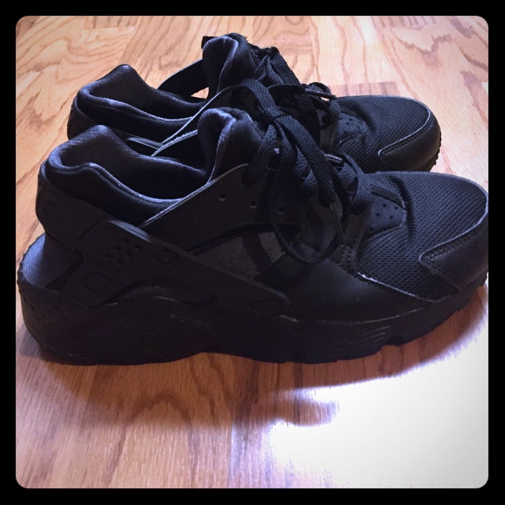 All black Nike Huaraches