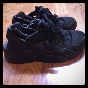 All black Nike Huaraches