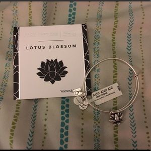💫 NWT Alex & Ani lotus flower bracelet 💫