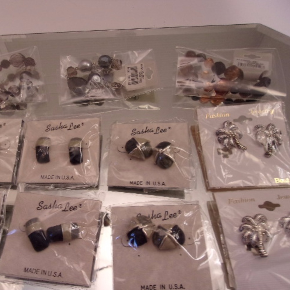 8 SASHA LEE EARRINGS & 3 BRACELETS C52 - Picture 1 of 4