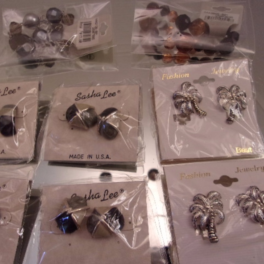 8 SASHA LEE EARRINGS & 3 BRACELETS C52 - Picture 3 of 4