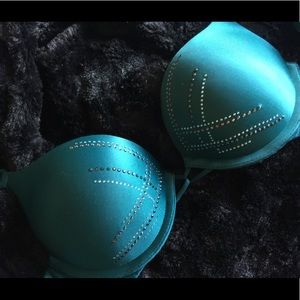 Victoria's Secret Bombshell Bra • 34A