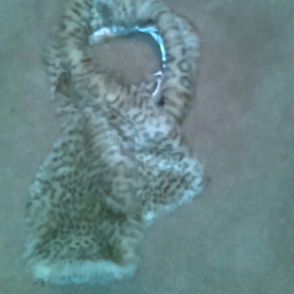 Chico's faux fur scarf..NWT.. - Picture 3 of 5