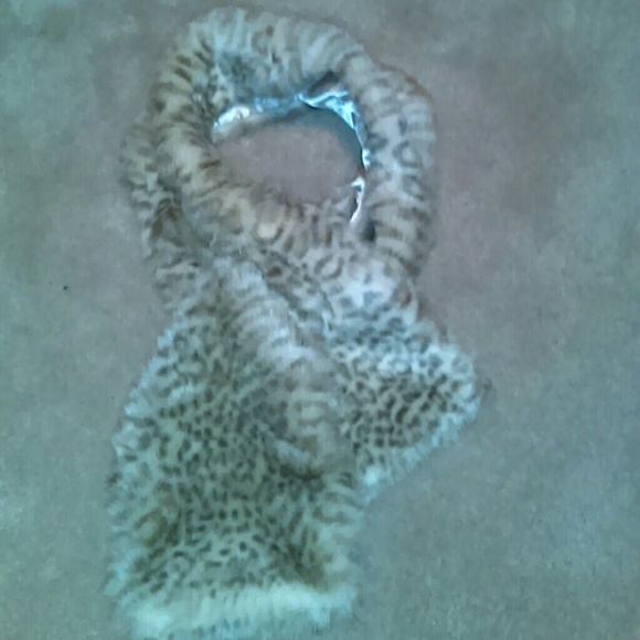 Chico's faux fur scarf..NWT.. - Picture 2 of 5