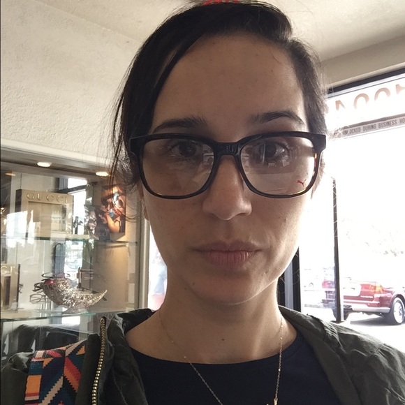 Meet your Posher, Damaris - Picture 1 of 1