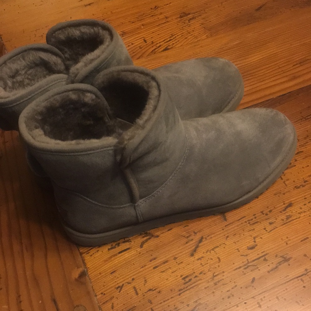 Like New Ugg Boots Size 8.5 Gray