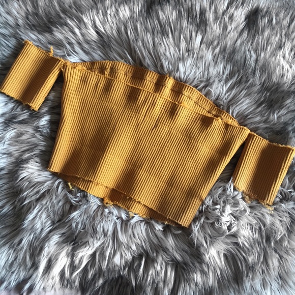 ✨Off the shoulder crop top ✨ - Picture 3 of 4