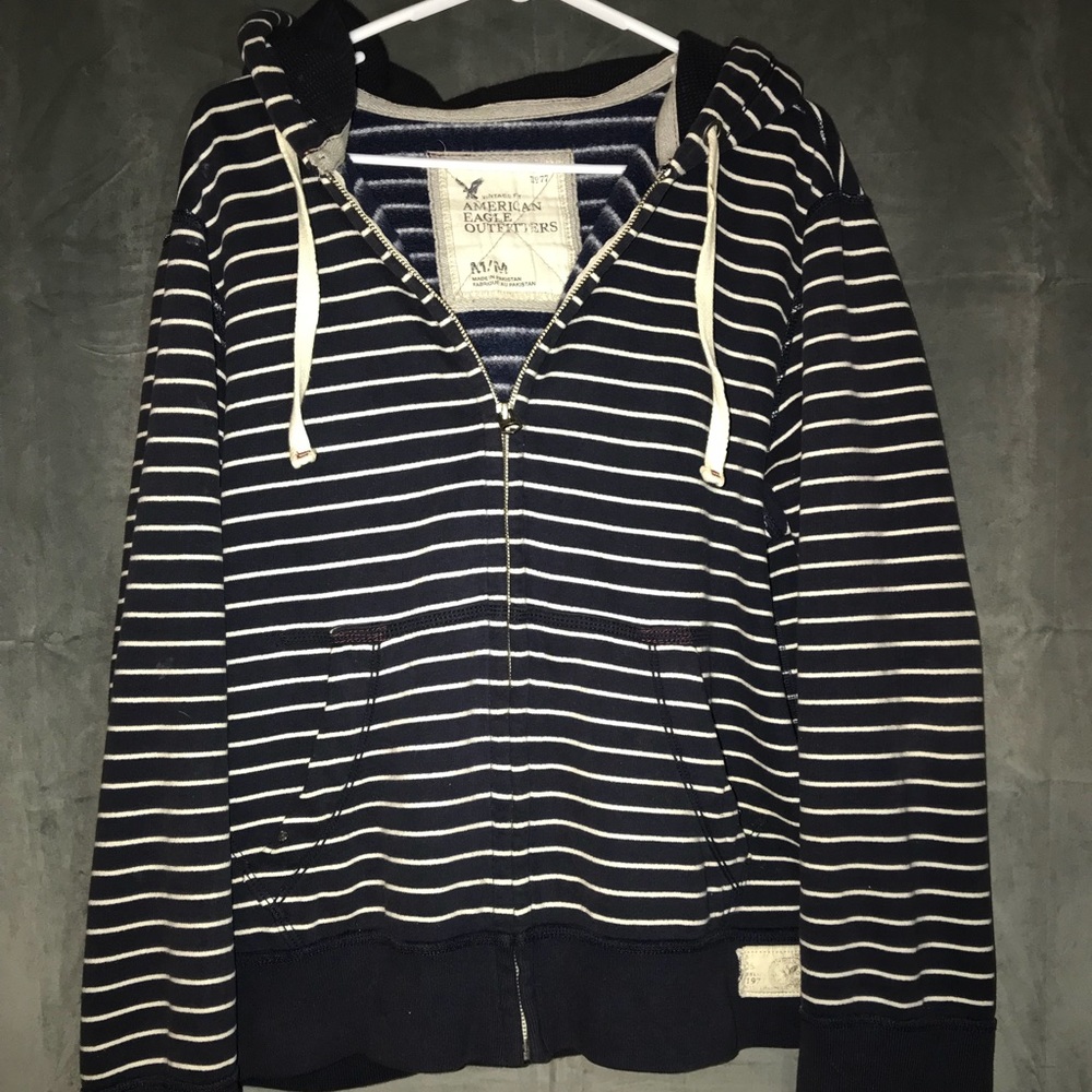 American Eagle men’s zip up hoodie.