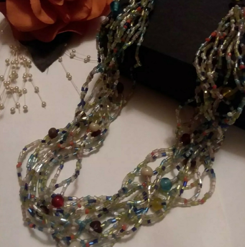 FASHIONABLE Multi Color Necklace