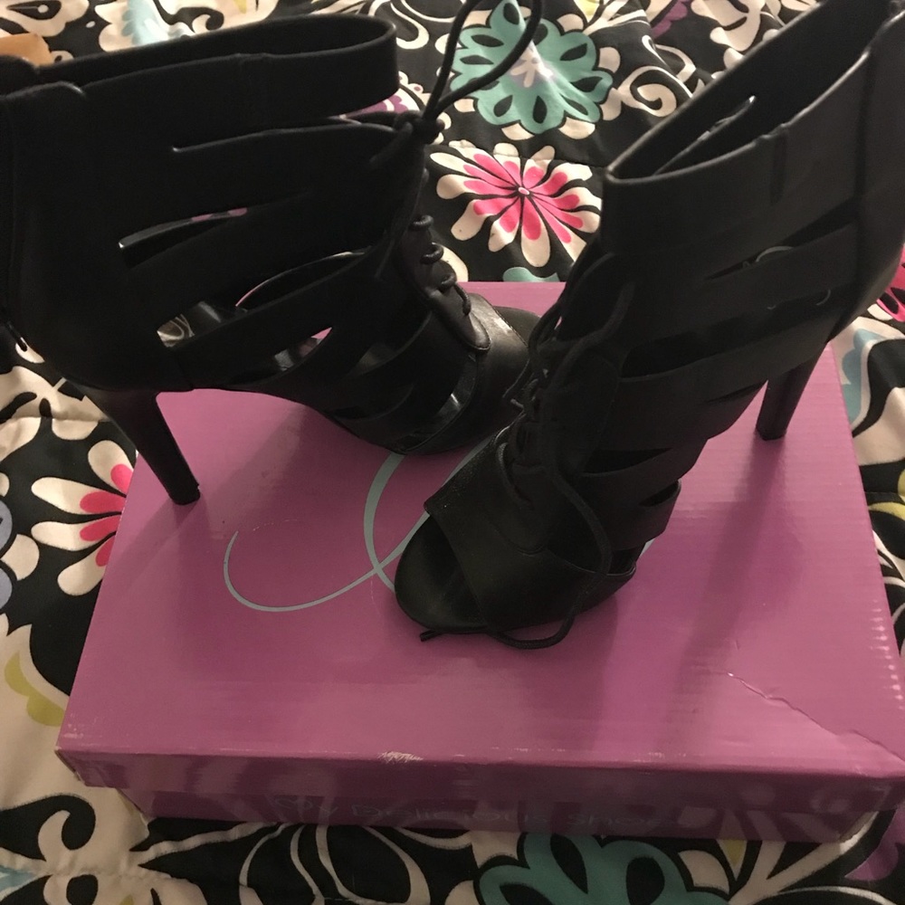 Delicious Shoes Peep Toe strap up Pumps