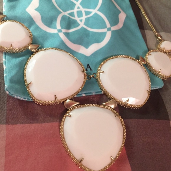 ‼️SOLD‼️ Kendra Scott Rebecca Necklace - Picture 3 of 5