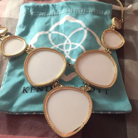 ‼️SOLD‼️ Kendra Scott Rebecca Necklace - Picture 4 of 5