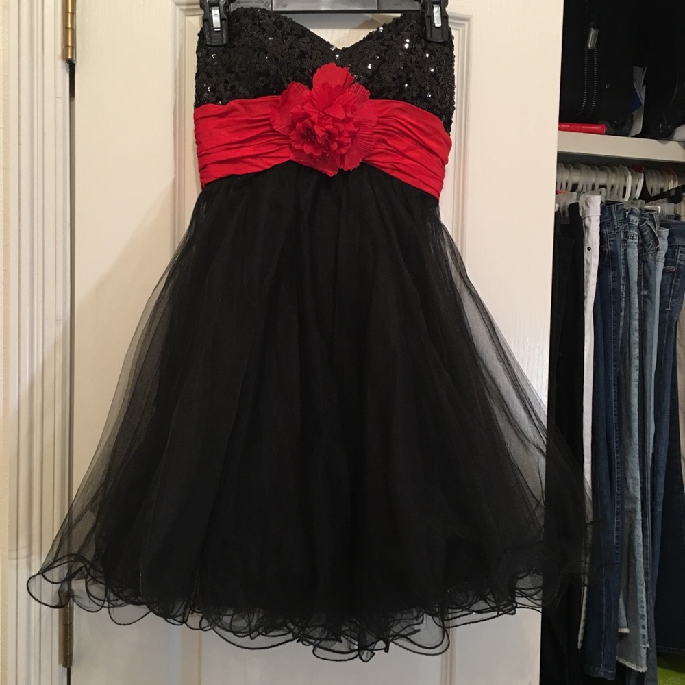 Short sweetheart sequins neckline tulle dress
