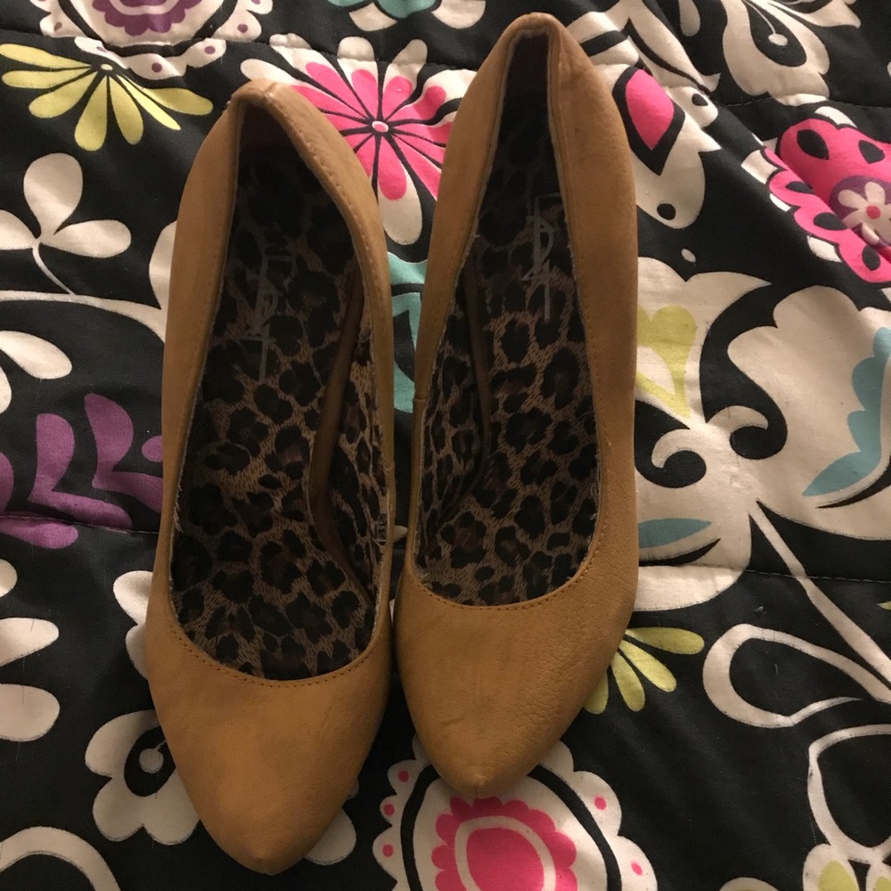 Forever 21 Nude Gold Muted Toe Pumps