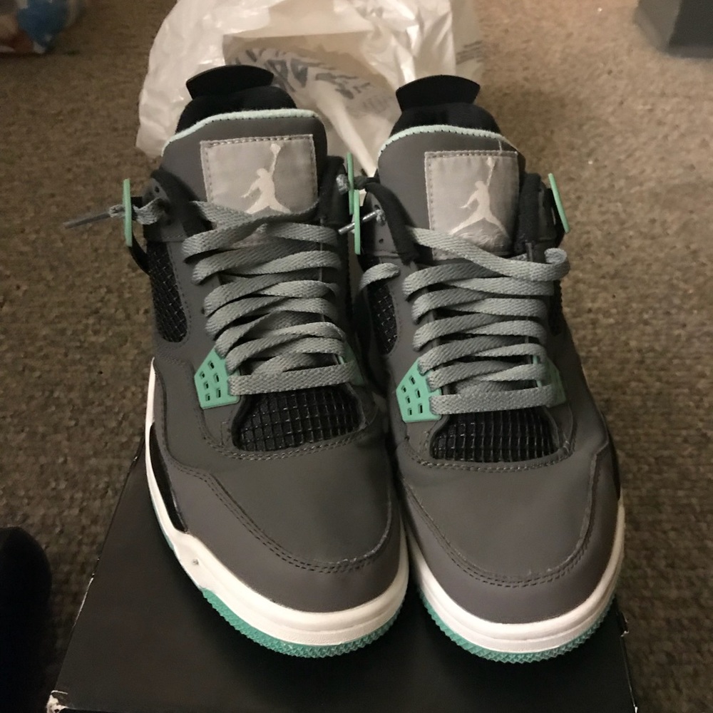 Jordan 4 green glows