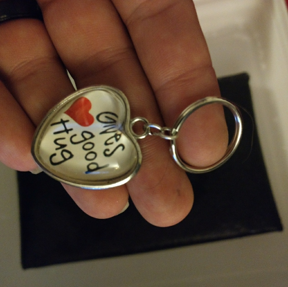 NWOT Gives good hugs keychain