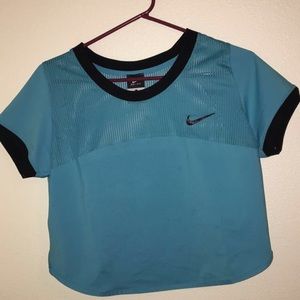 Cropped Nike tee