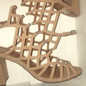 BRAND NEW- CUTE HEELS - 8 q