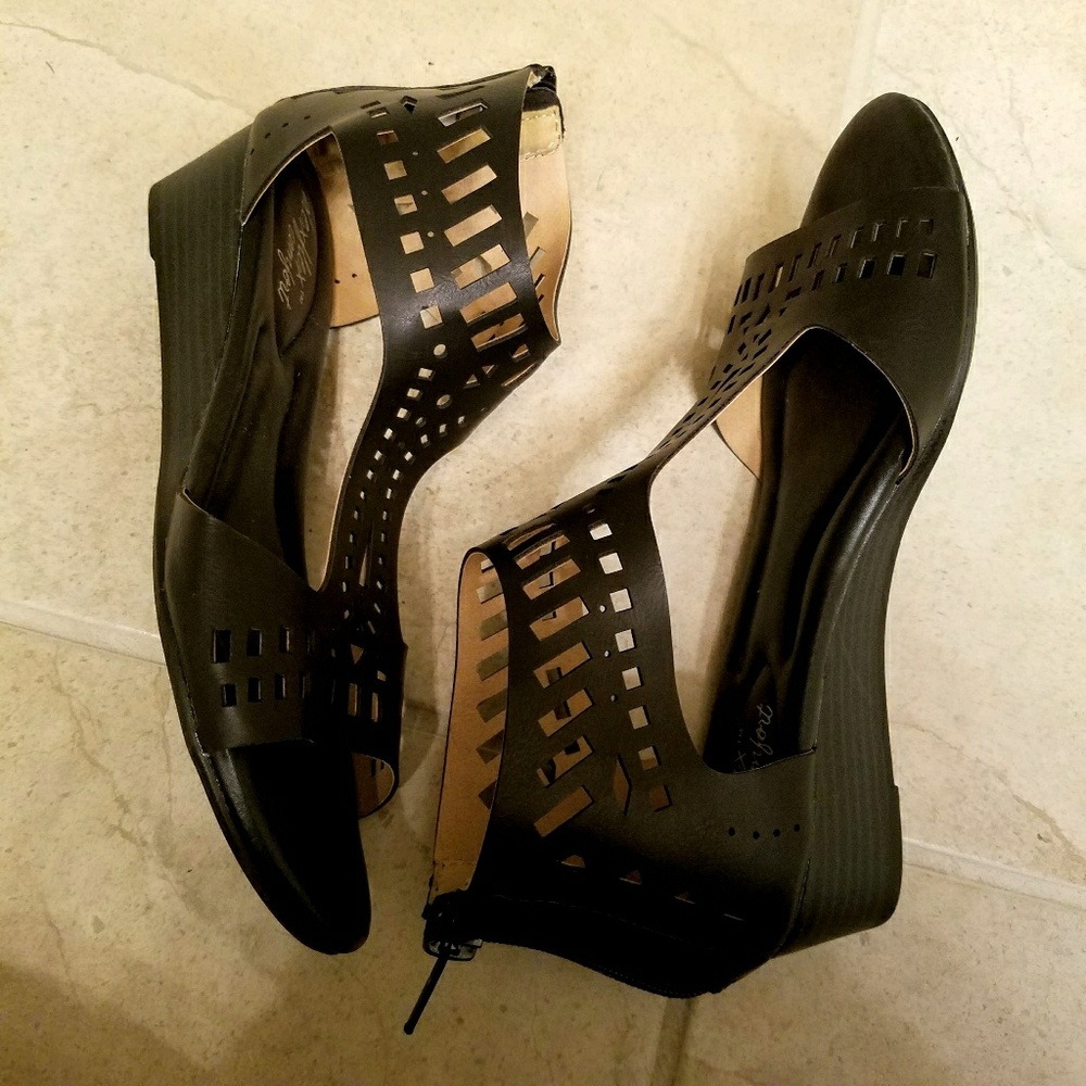 Payless Dexflex Black Victoria Chopout Low Wedges - Picture 2 of 3