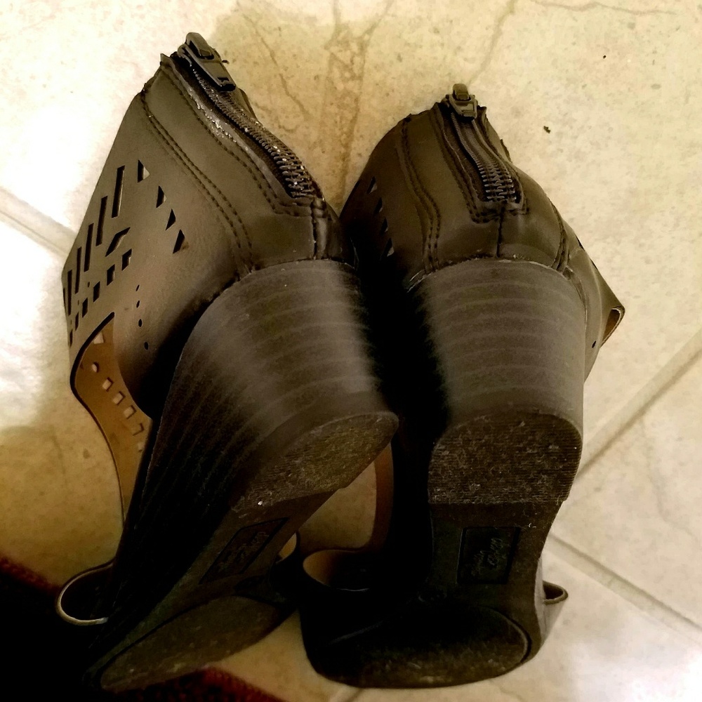 Payless Dexflex Black Victoria Chopout Low Wedges - Picture 3 of 3