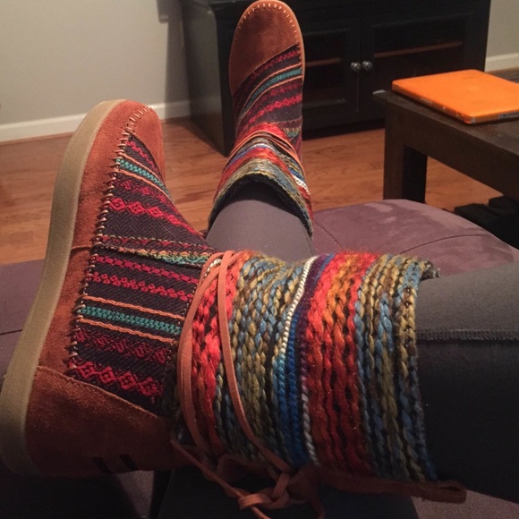 AMAZING! TOMS NEPAL TEXTILE/SUEDE MIX BOOT - Picture 5 of 8