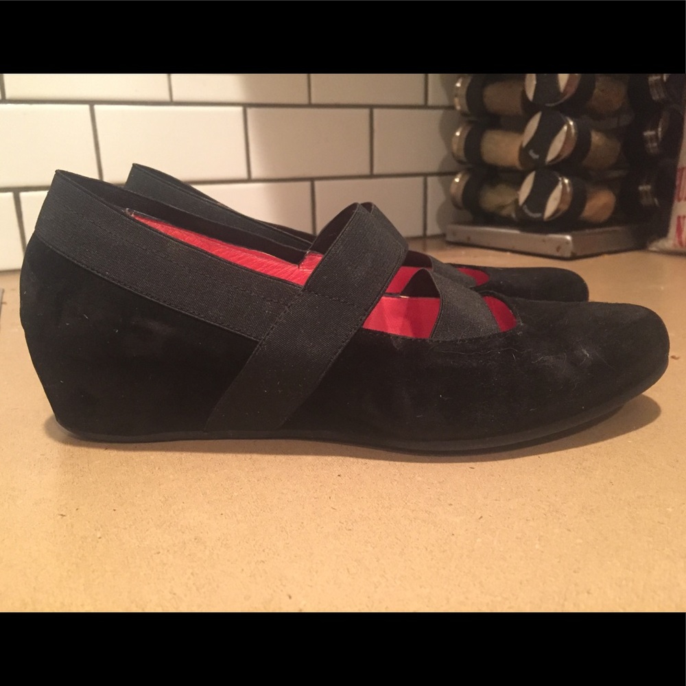 Cute and comfy black suede wedges by Aquatalia