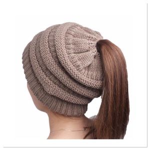 Boutique Accessories - Winter Knit Ponytail Beanie Boutique Accessories - Winter Knit Ponytail Beanie