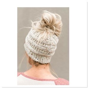 Boutique Accessories - Winter Knit Ponytail Beanie Boutique Accessories - Winter Knit Ponytail Beanie
