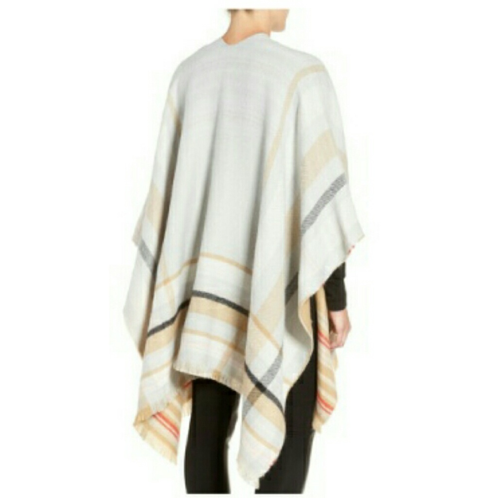Nordstrom Cape (Reversible) - Picture 4 of 4
