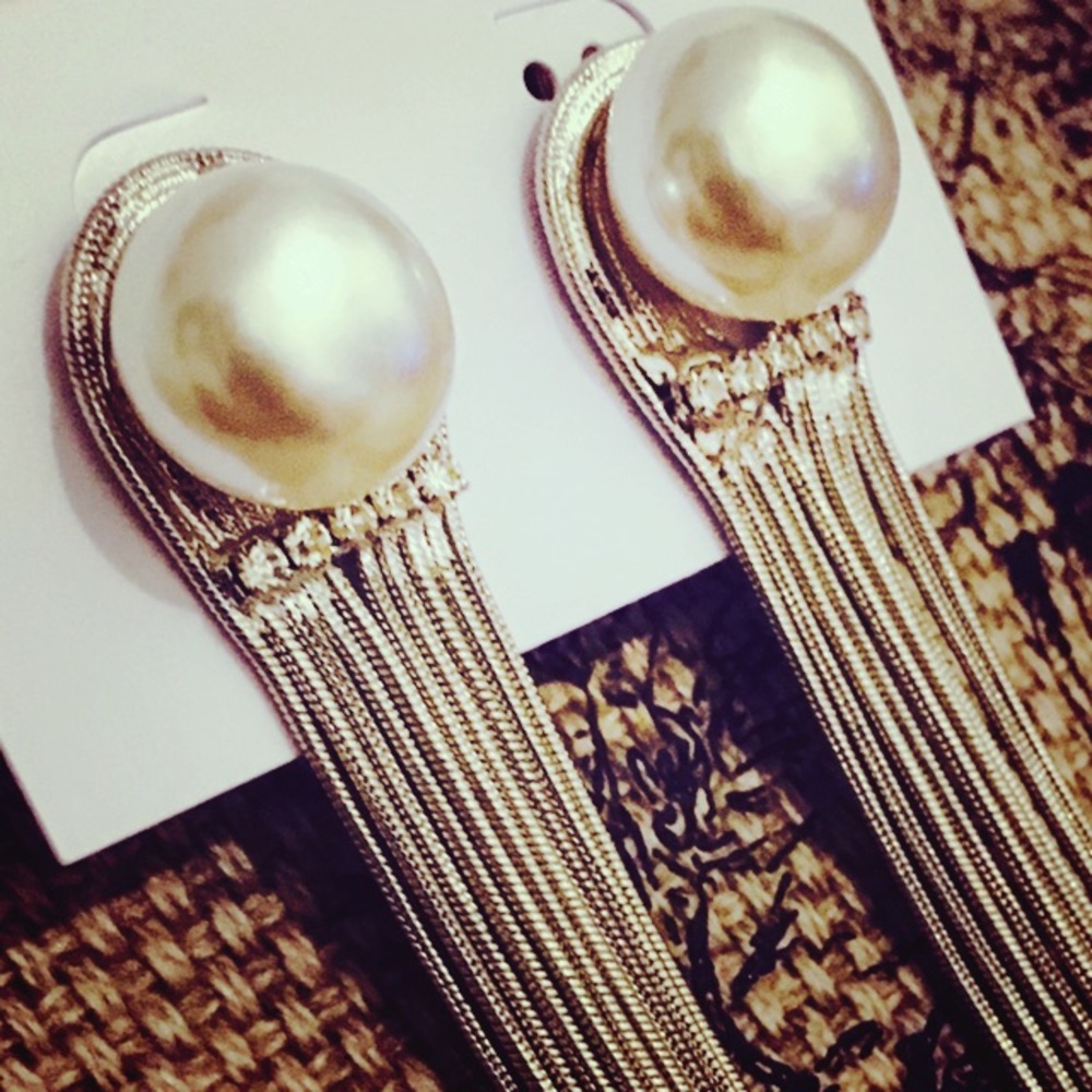 Faux pearl drop earrings ❤️