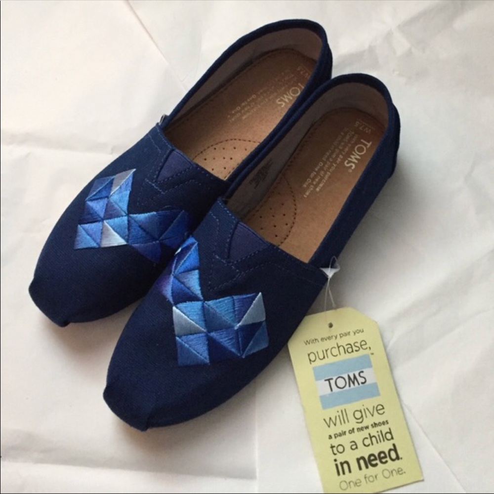 TOMS. blue embroidered design