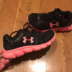 Under Armour Girls size 2Y running / sneakers