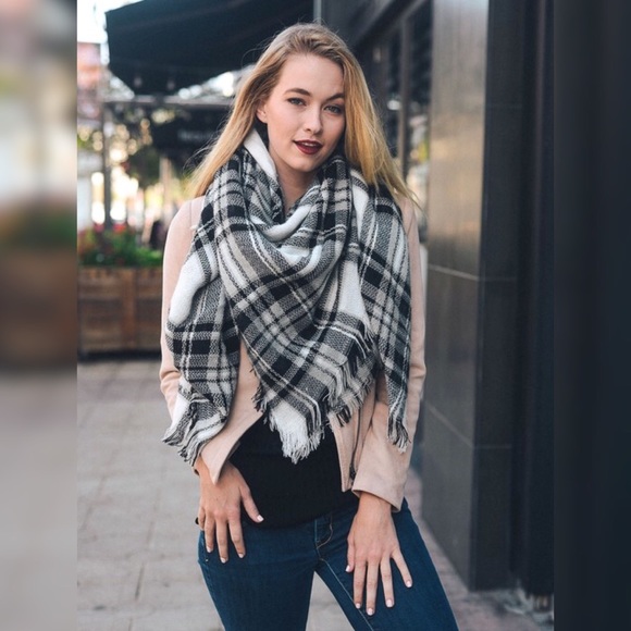 Accessories - White/ black blanket scarf