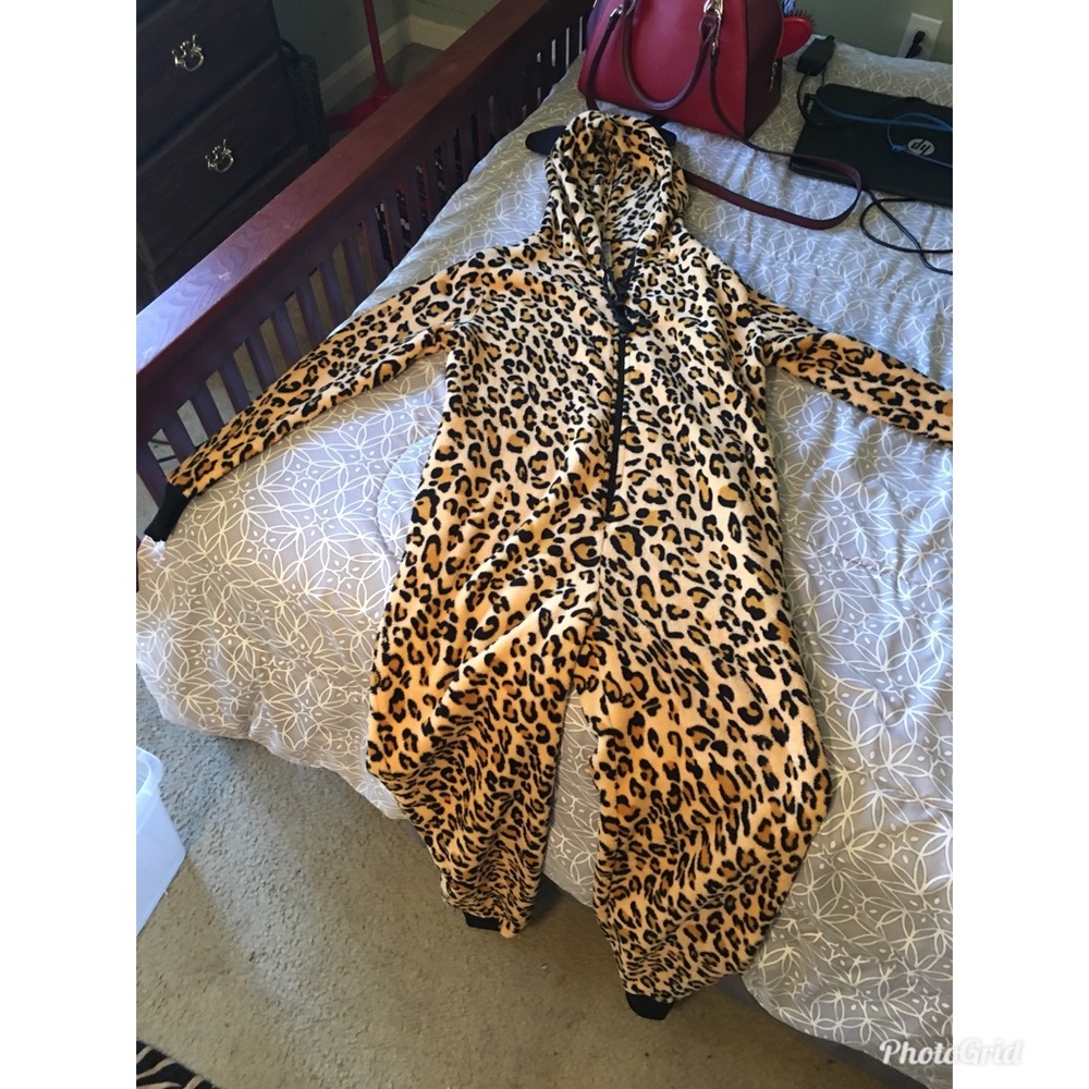 Cheetah onesie 🧡
