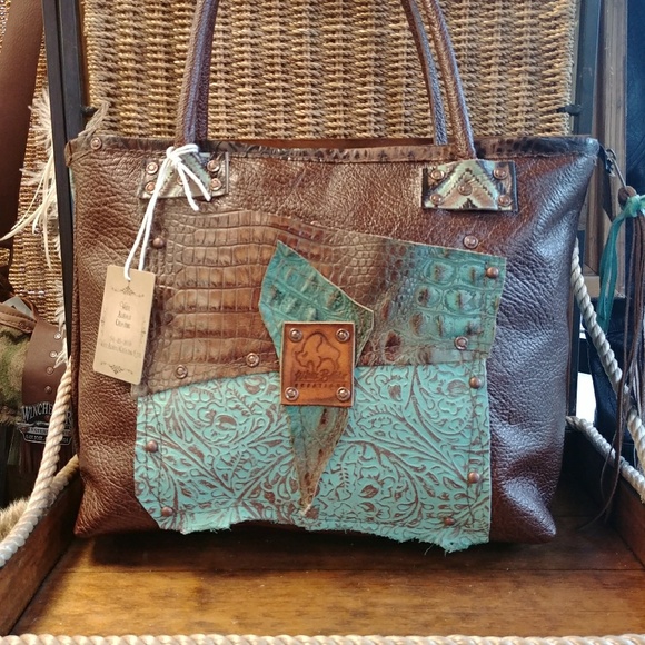 Handcrafted LEATHER TOTE BY WHITE BUFFALO CREATION - Picture 2 of 6